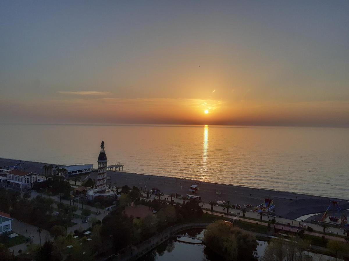 Only Front Sea View, No Side View, Wonderful Panorama, High Floor, Location Guarantee Aparthotel Batumi Bagian luar foto