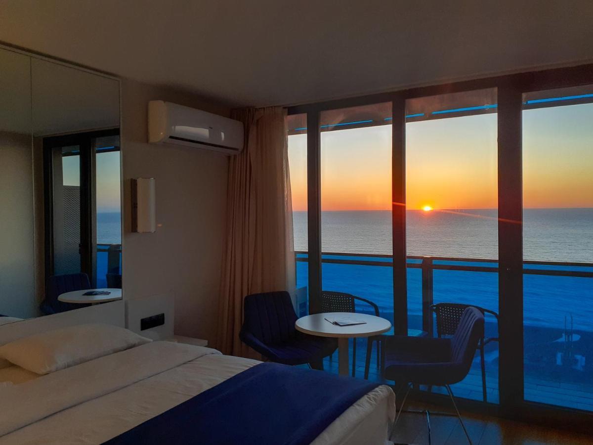 Only Front Sea View, No Side View, Wonderful Panorama, High Floor, Location Guarantee Aparthotel Batumi Bagian luar foto